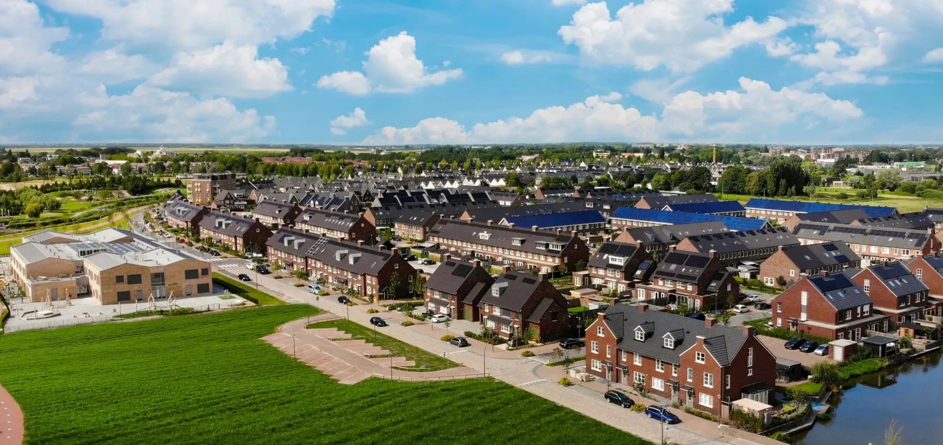 Een wijk met verschillende typen woningen in Nederland