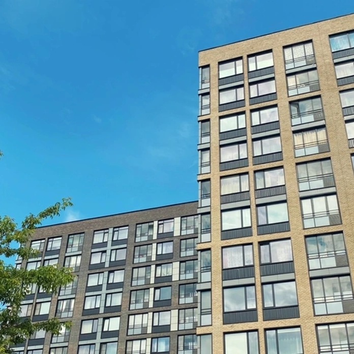 Zijaanzicht van een appartementencomplex in Nederland