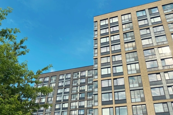 Zijaanzicht van een appartementencomplex in Nederland