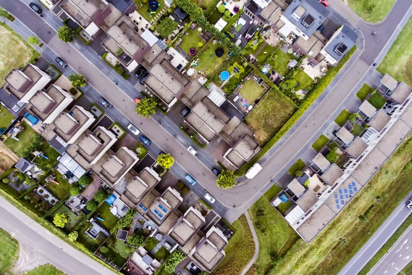 Woonwijk met woningen en straten vanuit de lucht in Nederland