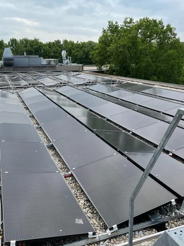 PVT-panelen op het dak van bedrijfsgebouw