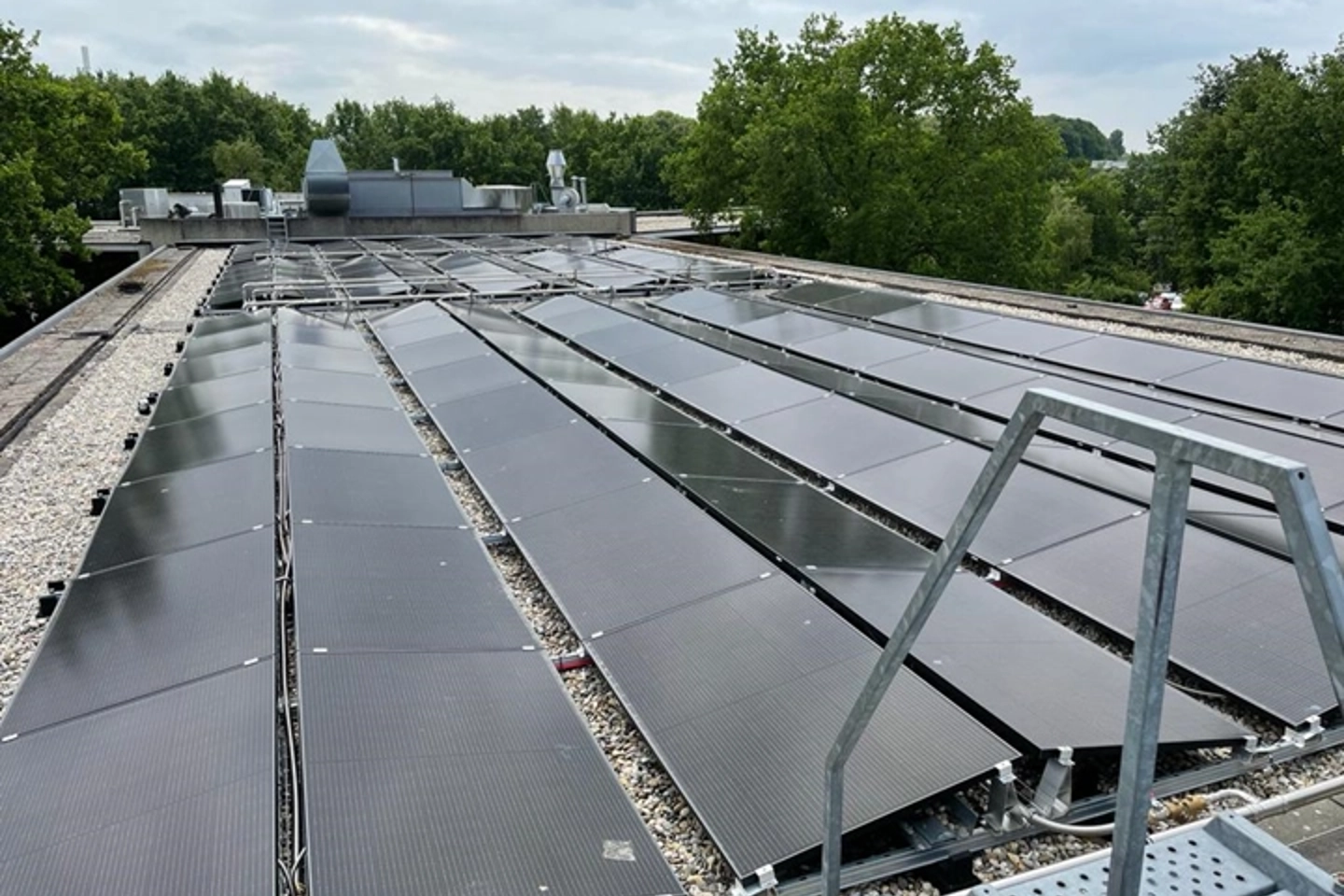 PVT-panelen op het dak van bedrijfsgebouw