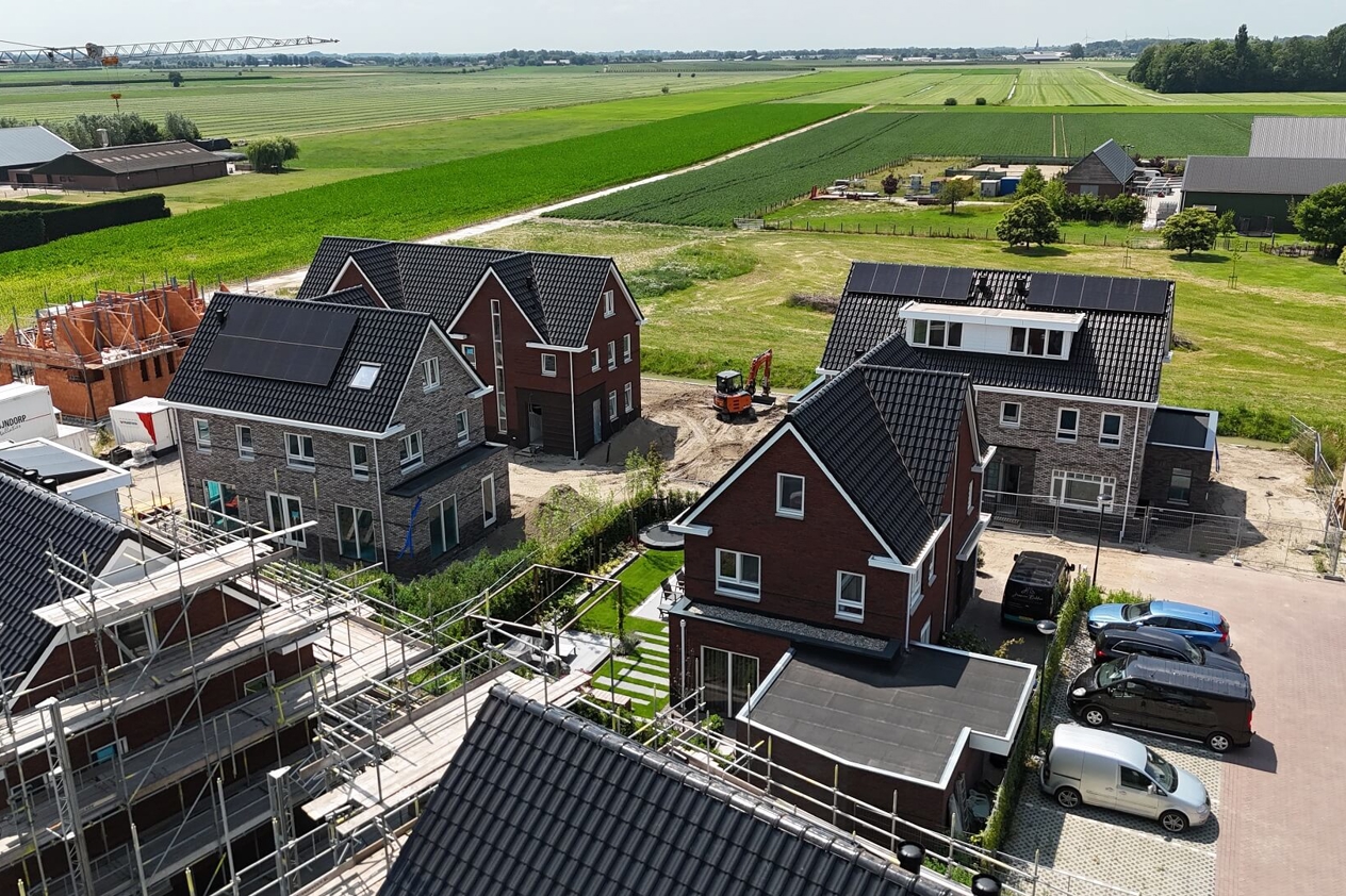 Zijaanzicht van huizen in de stijgers met PVT-panelen van HR energy op het dak