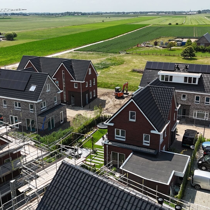 Zijaanzicht van huizen in de stijgers met PVT-panelen van HR energy op het dak