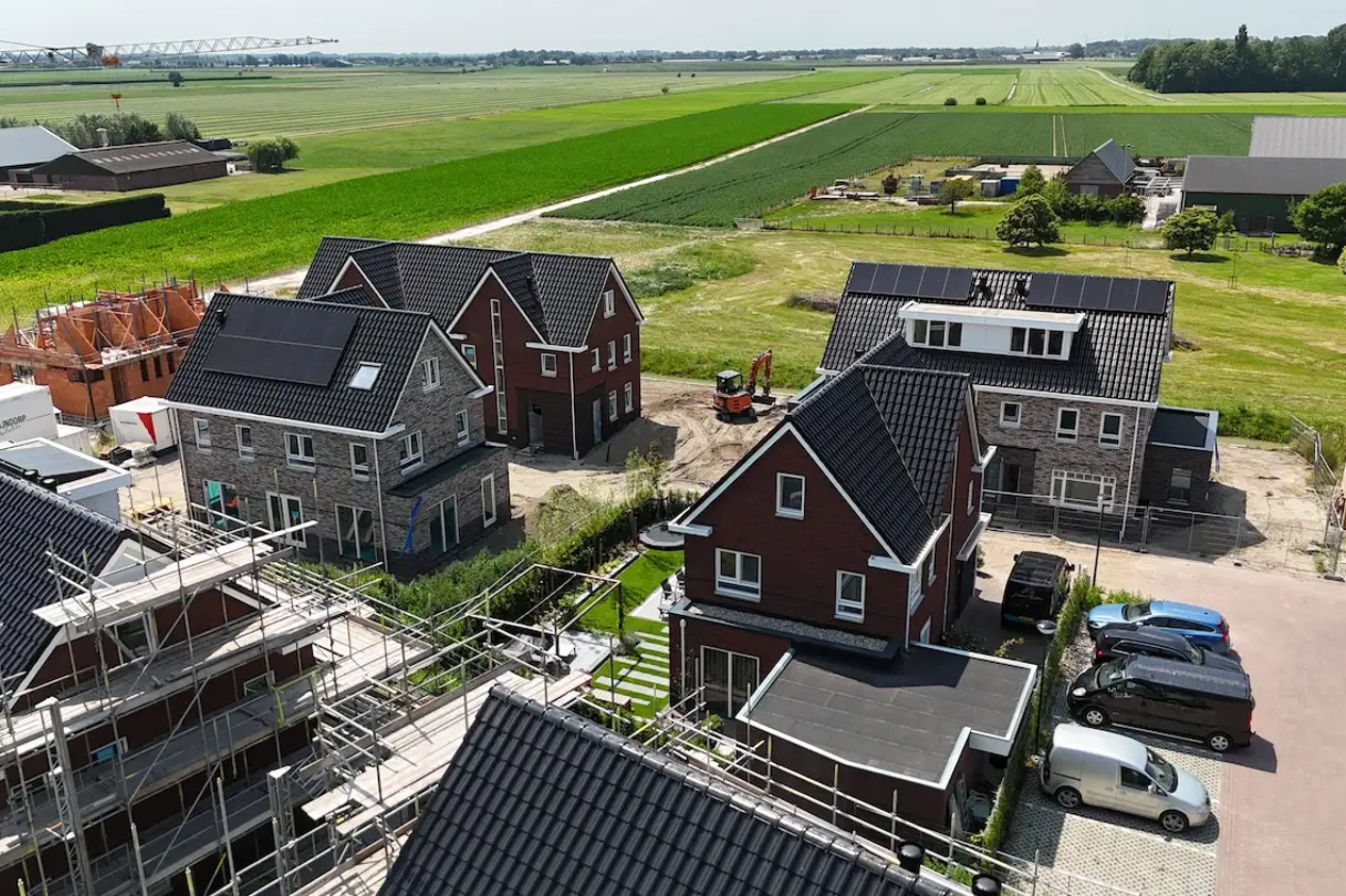 Nieuwbouwwoningen met PVT-panelen vanuit de lucht in Werkhoven