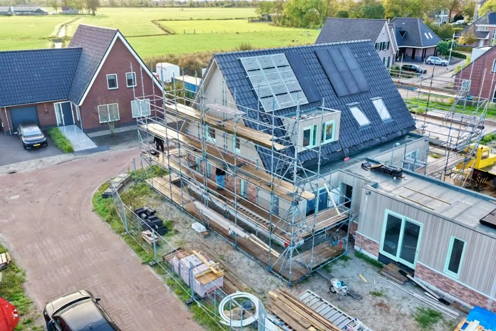 Bovenaanzicht van nieuwbouwproject met PVT-panelen in Oosthem in Friesland