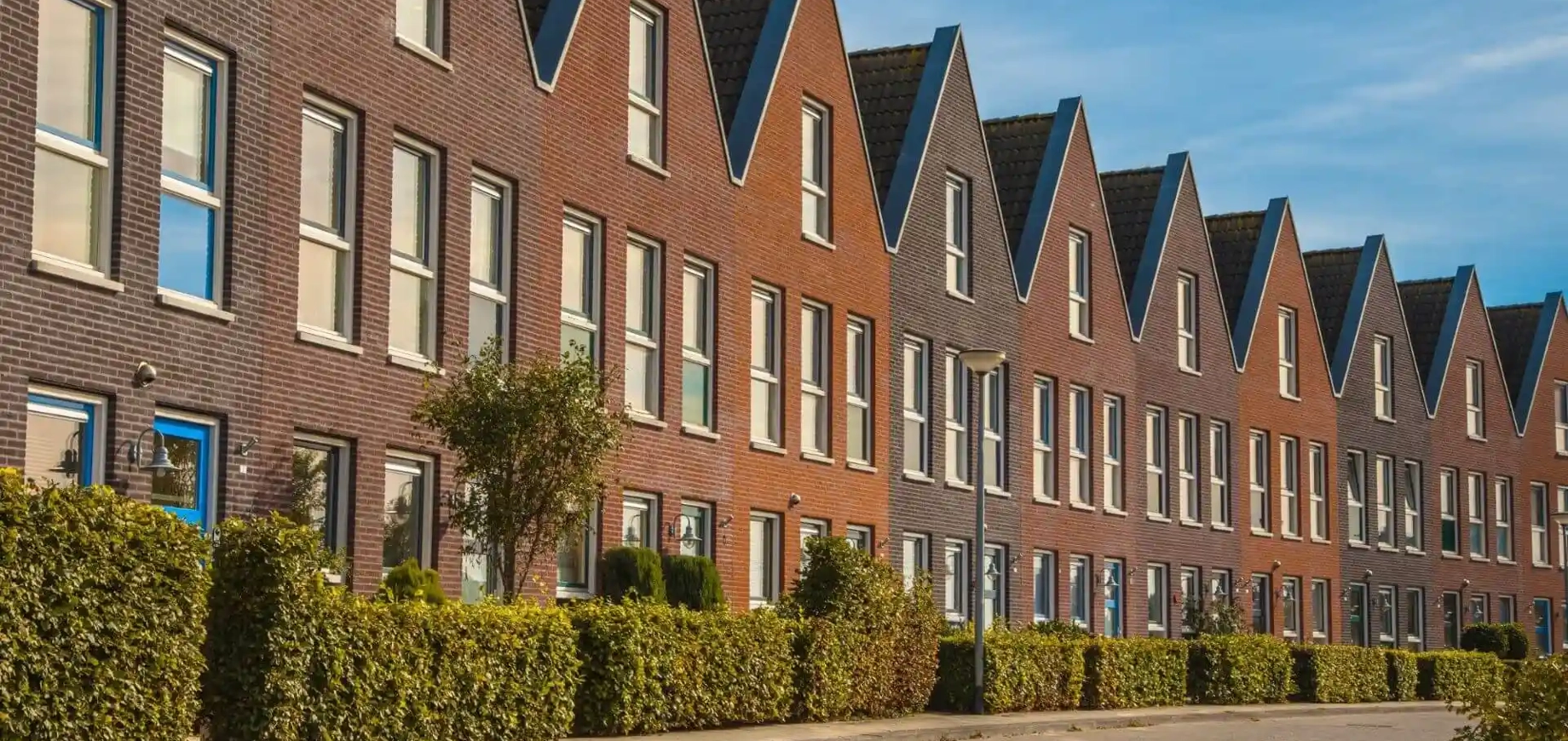 Rij huizen met PVT-panelen in Nederland