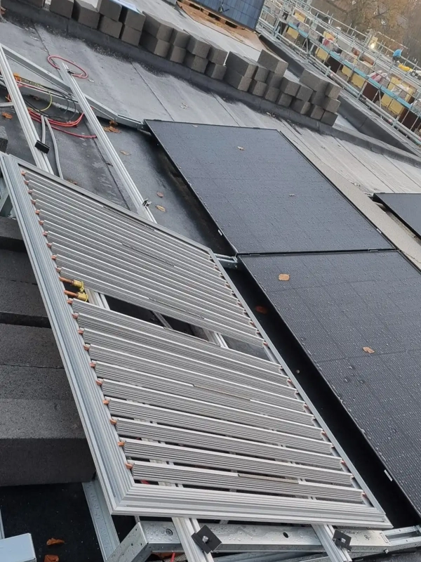 Installatie van PVT-panelen op dak van nieuwbouwwoning in Mariakerke