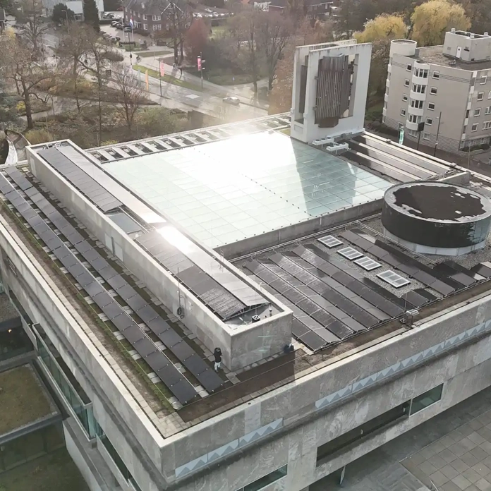 Op het dak van het stadhuis in Eindhoven liggen PVT-panelen