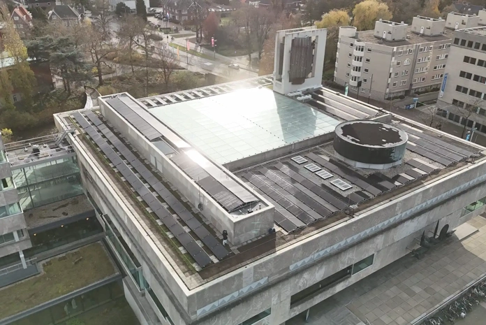 Op het dak van het stadhuis in Eindhoven liggen PVT-panelen