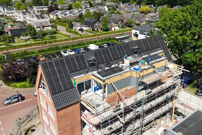 Bovenaanzicht van appartementencomplex met collectieve PVT-installatie in Twello