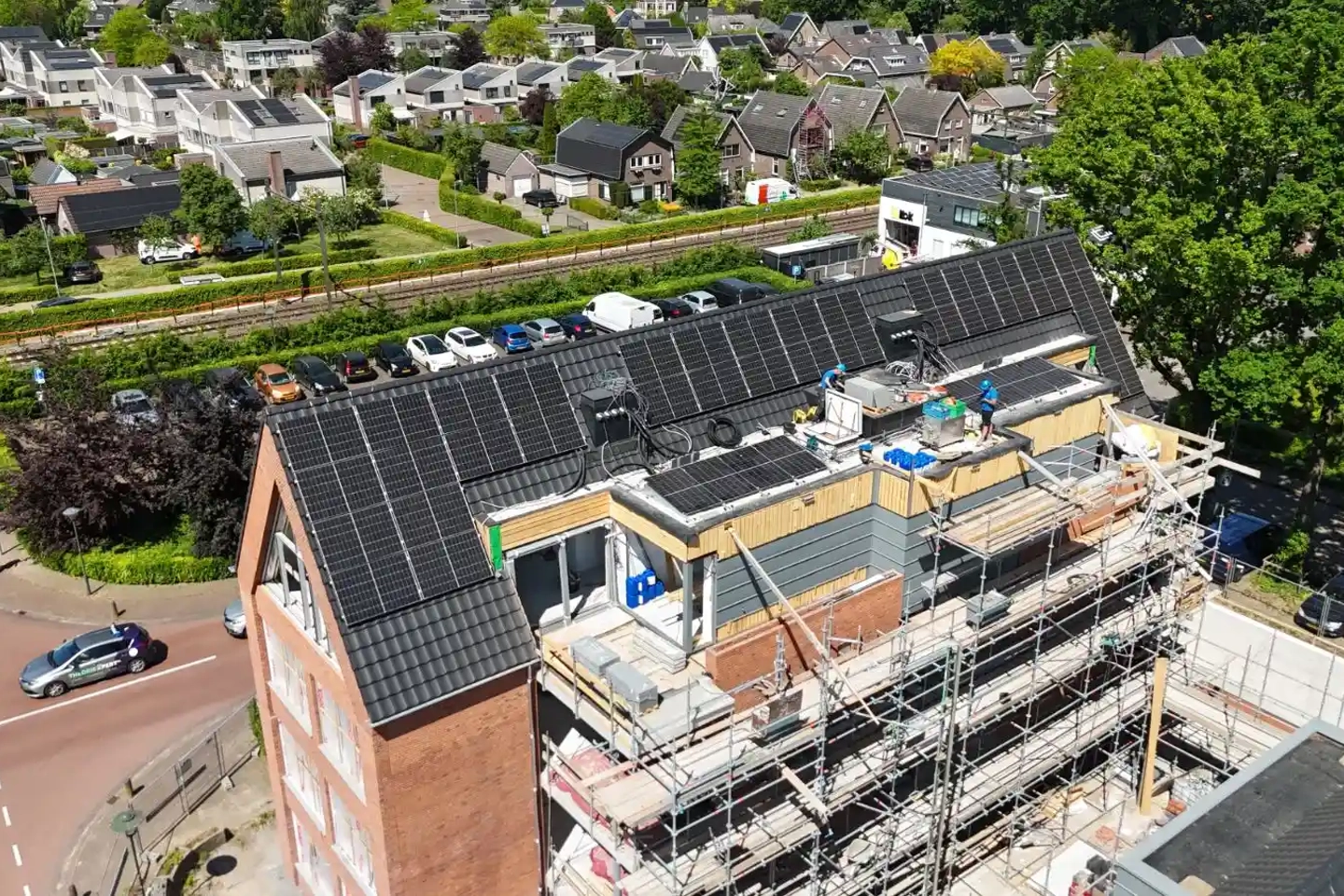 Bovenaanzicht van appartementencomplex met collectieve PVT-installatie in Twello