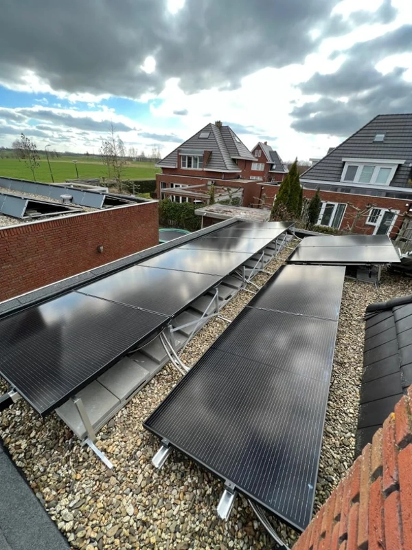 PVT panelen op een woning platdak geplaatst