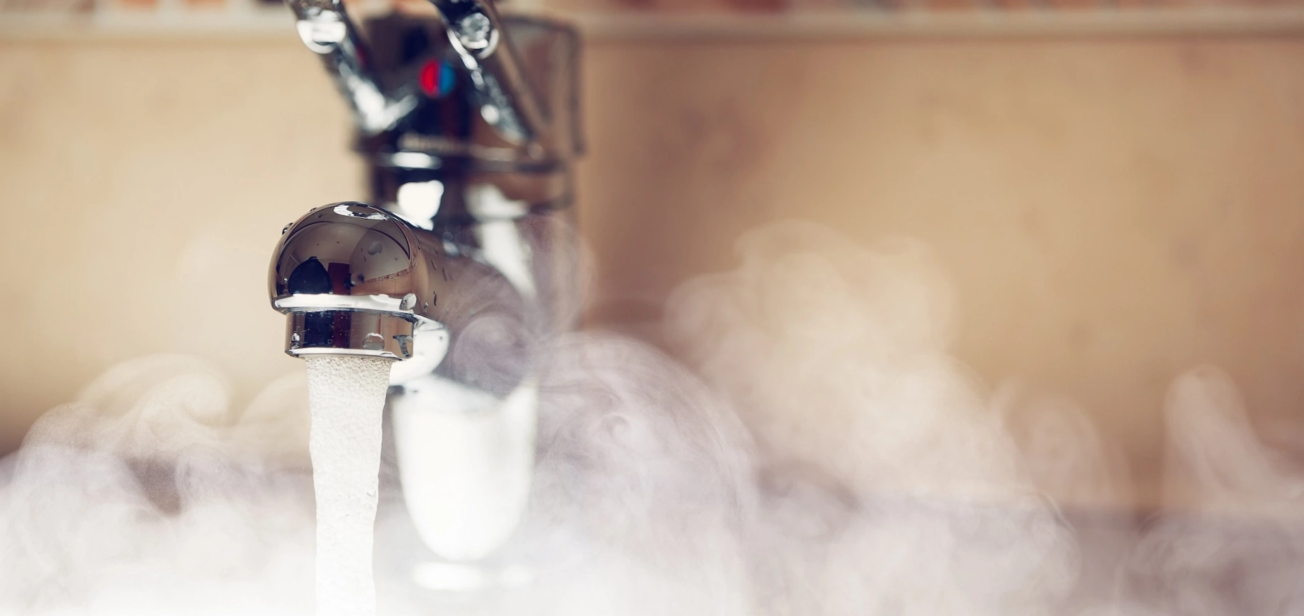 Lopende kraan met warm water