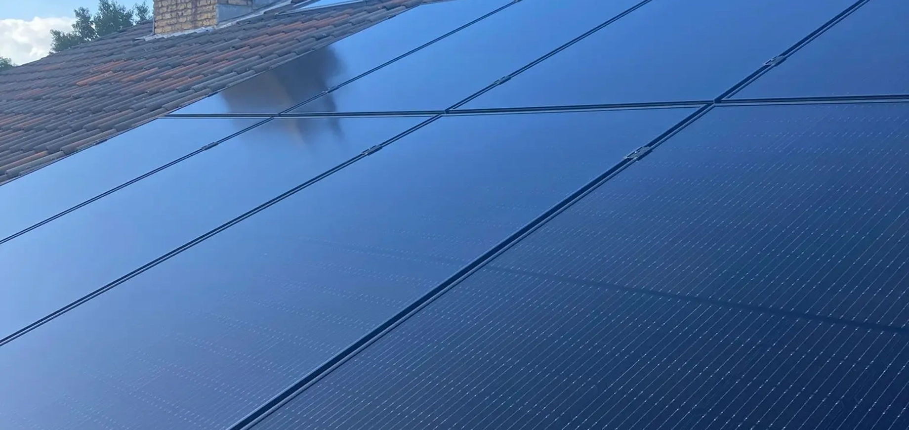 Closeup van PVT-panelen op schuin dak in sGravenzande