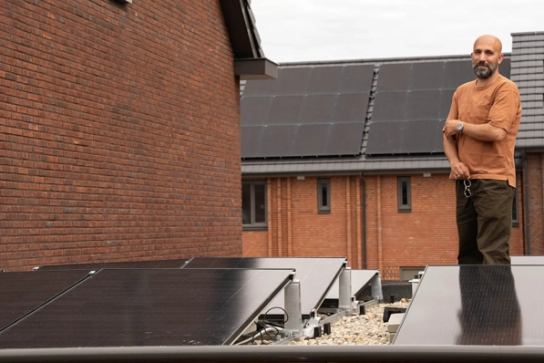 Huiseigenaar kijkt naar PVT-installatie op woning in De Meern