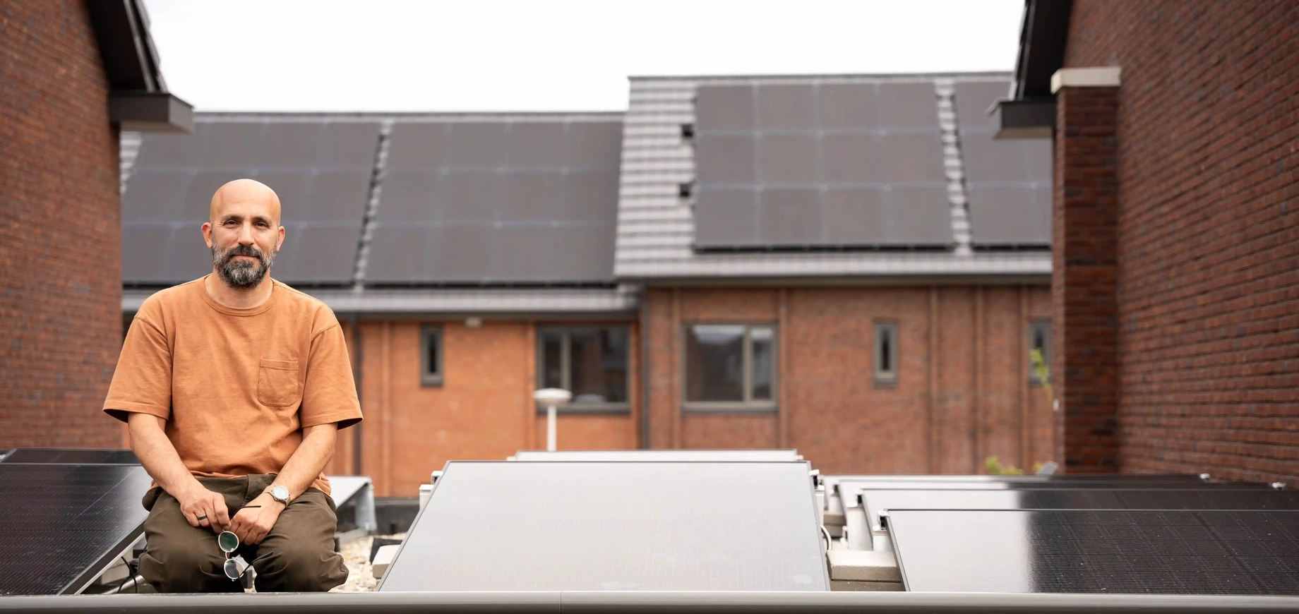 Man bij duurzame woning met PVT-panelen in De Meern