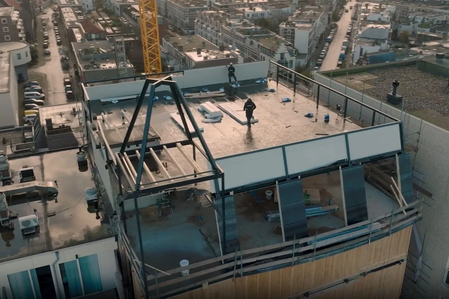 Installatie van PVT-panelen op hotel Seaview in Scheveningen