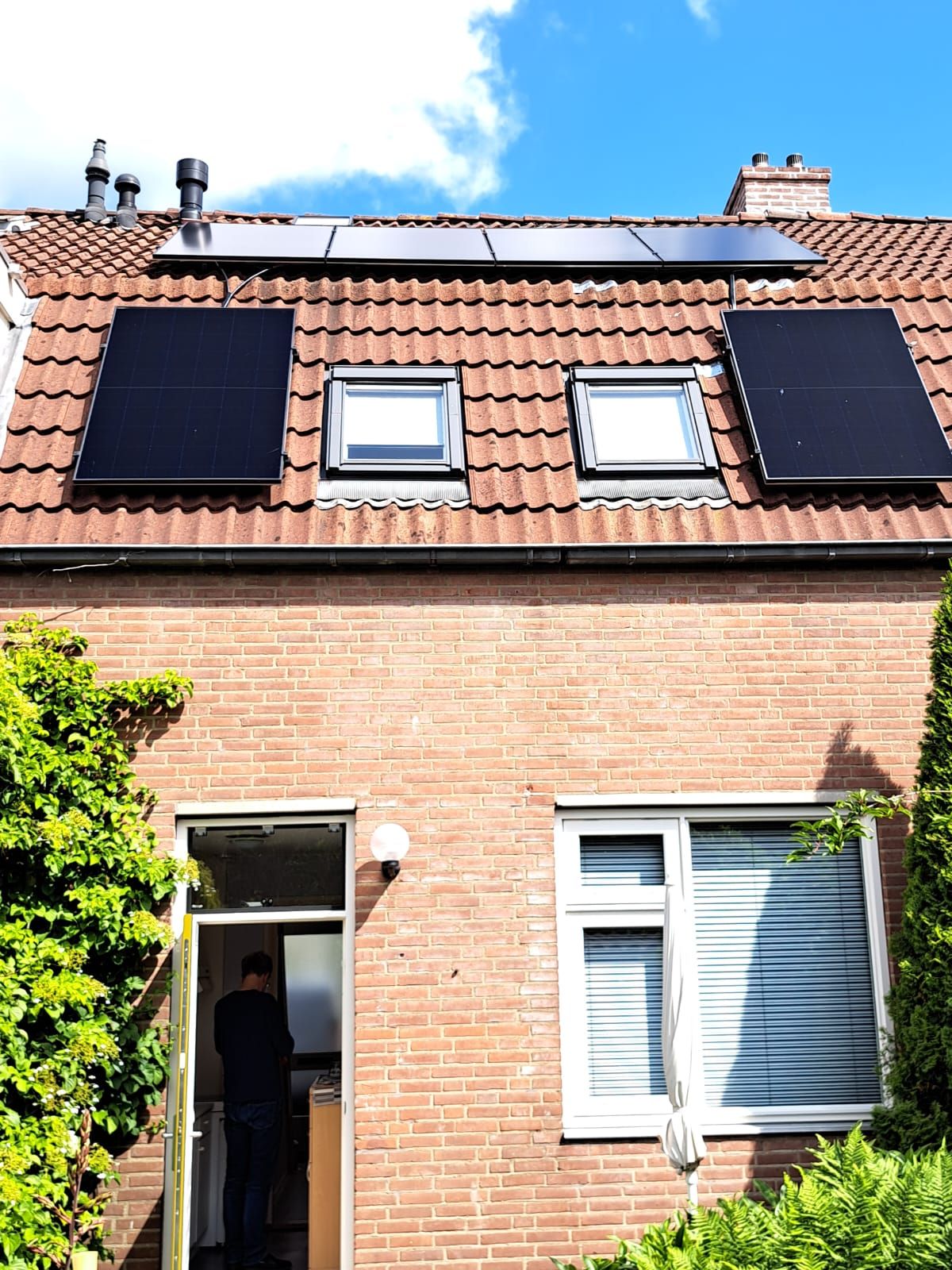 Rijtjeswoning met PVT-panelen van HR energy op een schuin dak