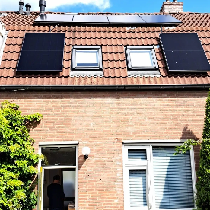 Dak met PVT-panelen op sociale huurwoningen in Zwolle