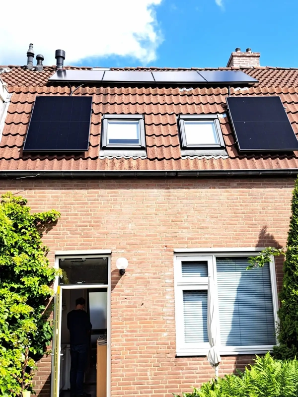 Dak met PVT-panelen op sociale huurwoningen in Zwolle