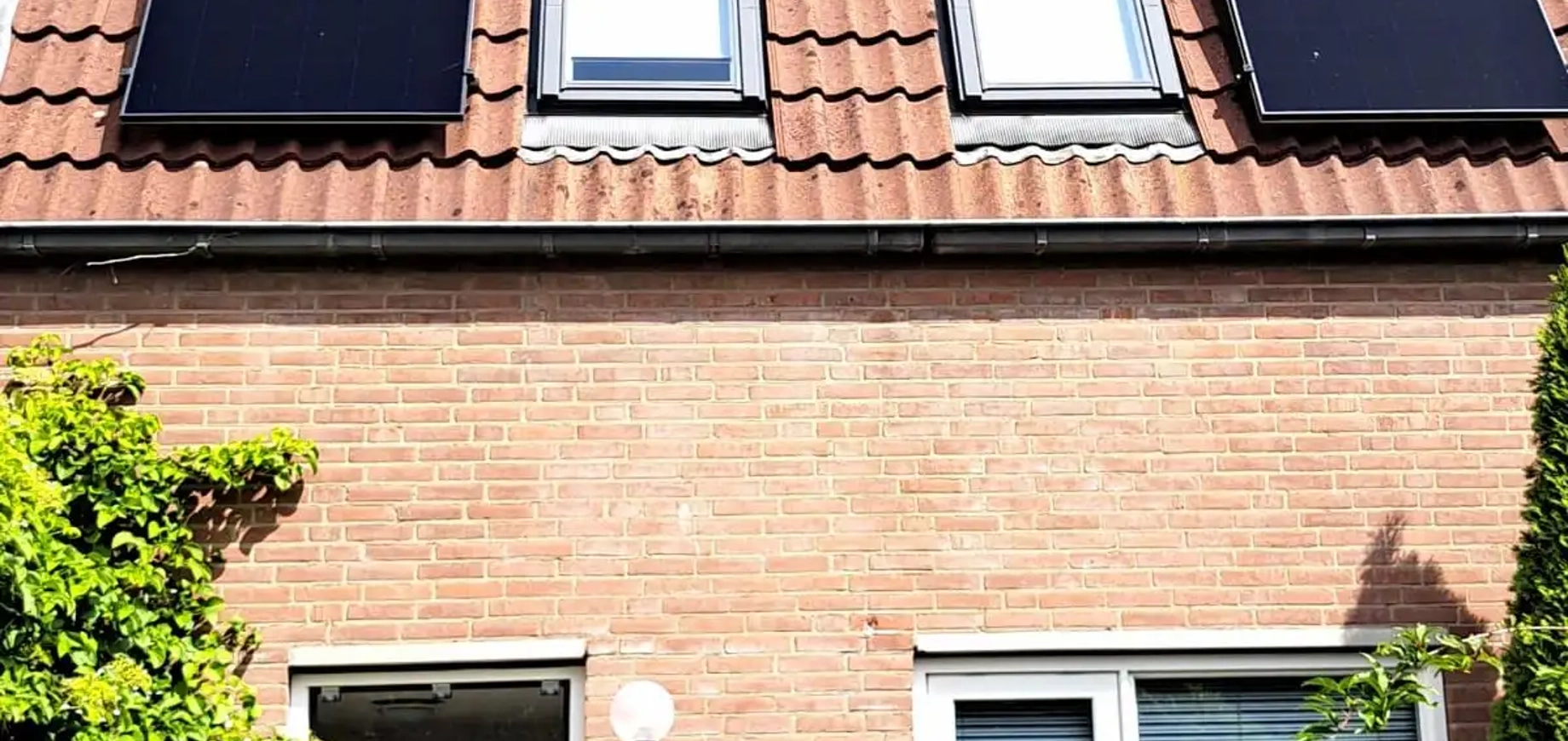 Dak met PVT-panelen op sociale huurwoningen in Zwolle