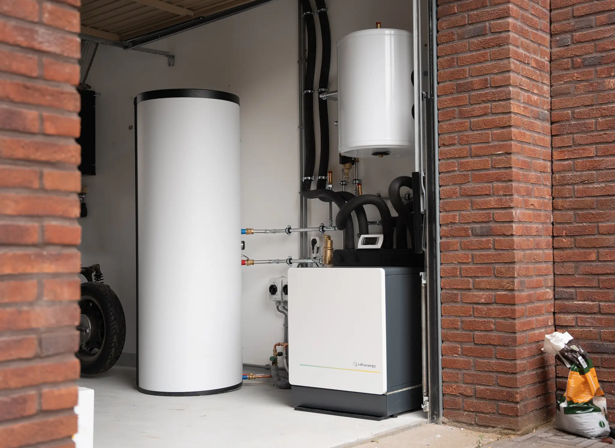 PVT-warmtepomp en opslagvat van een PVT systeem in een garage