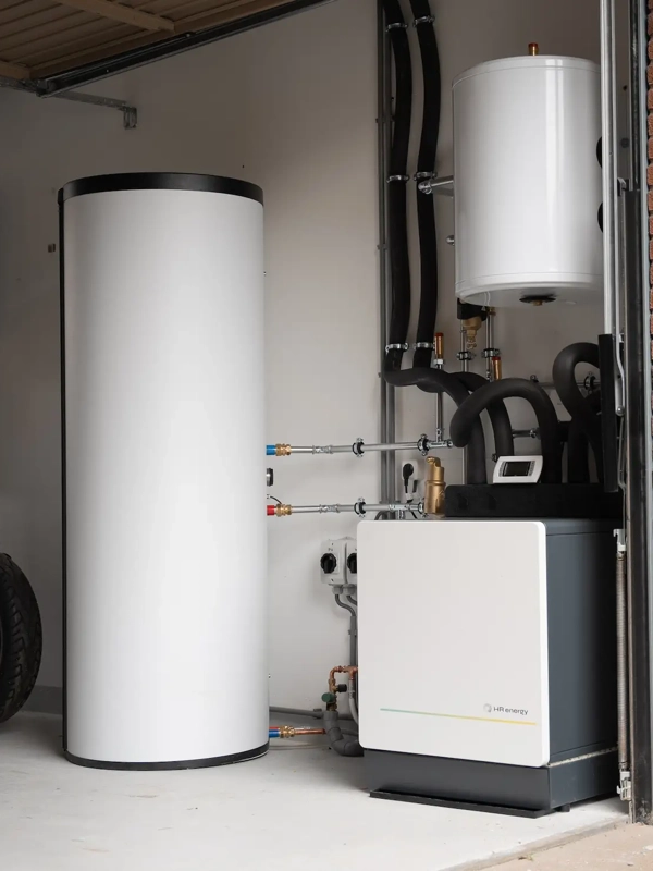 PVT-warmtepomp en opslagvat van een PVT systeem in een garage