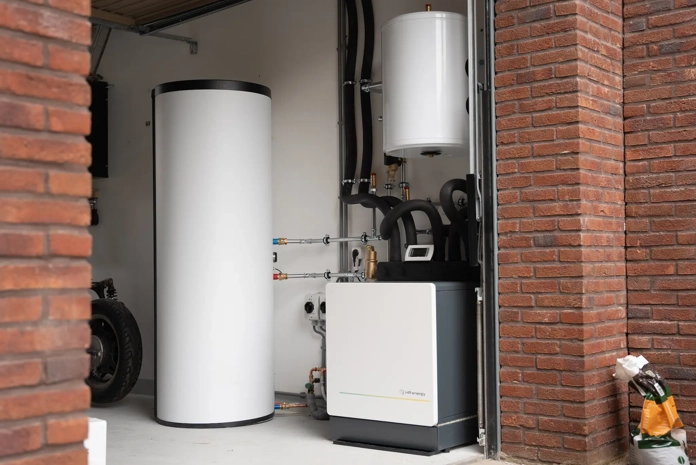 PVT-warmtepomp en opslagvat van een PVT systeem in een garage