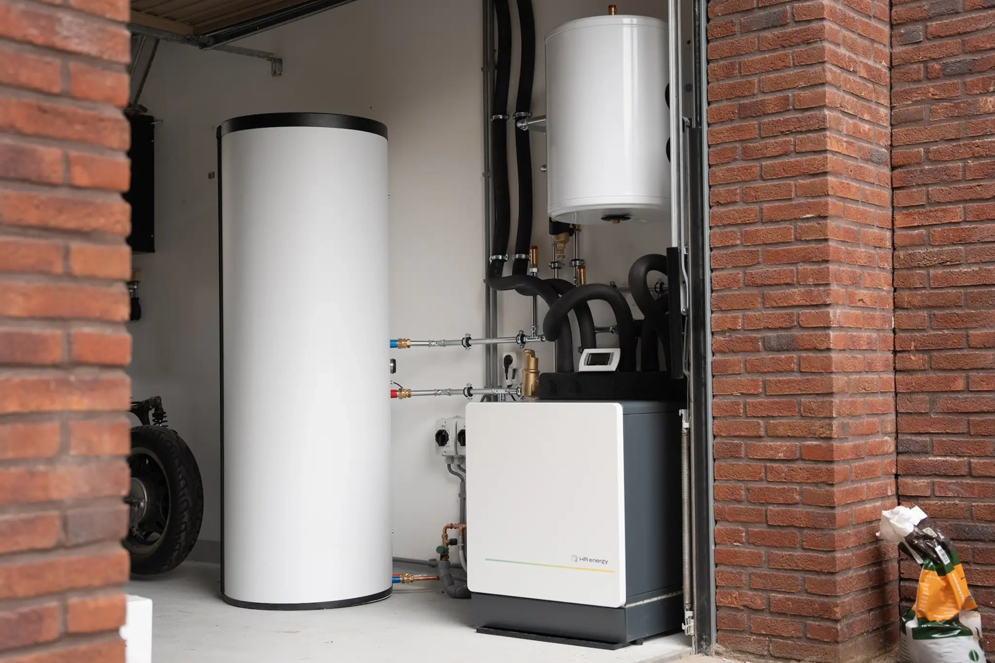 PVT-warmtepomp en opslagvat van een PVT systeem in een garage
