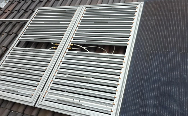 Installatie van PVT-panelen op een dak 