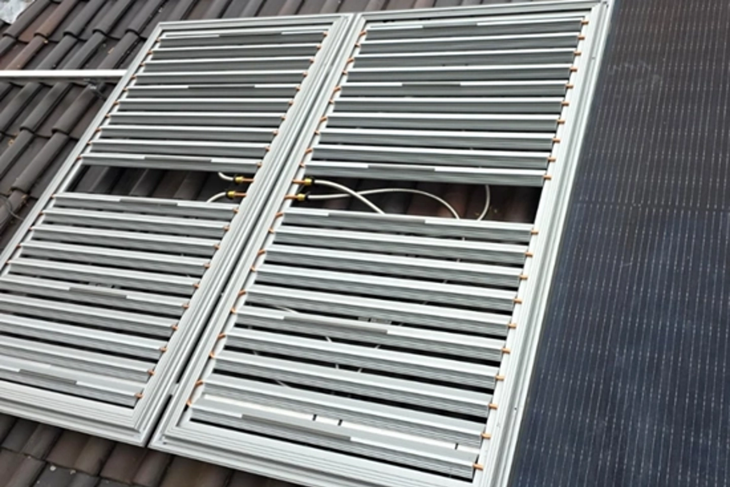 Installatie van PVT-panelen op een dak