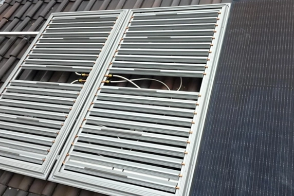 Installatie van PVT-panelen op een dak