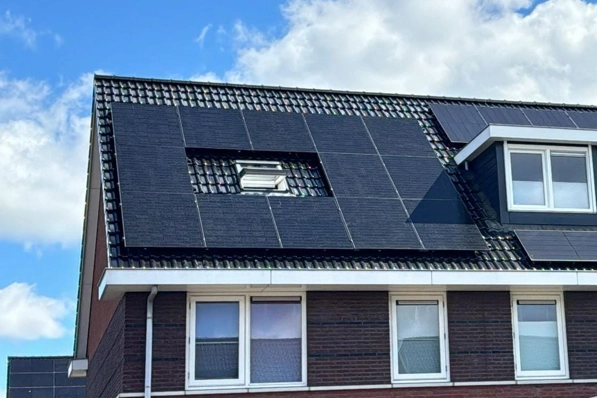 Huis met PVT-panelen op het dak