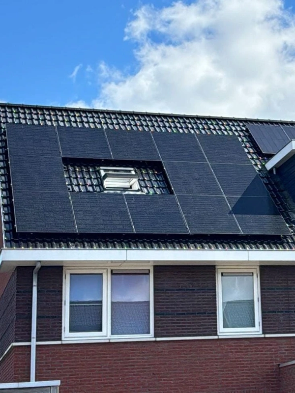 Huis met PVT-panelen op het dak