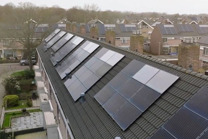 Zonnecollectoren gecombineerd met zonnepanelen op rijtjeswoningen
