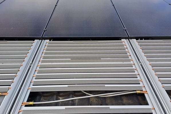 Aanzicht van PVT-panelen op dak