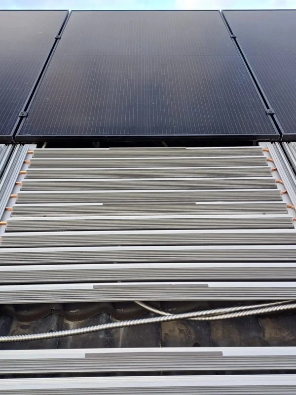 Aanzicht van PVT-panelen op dak
