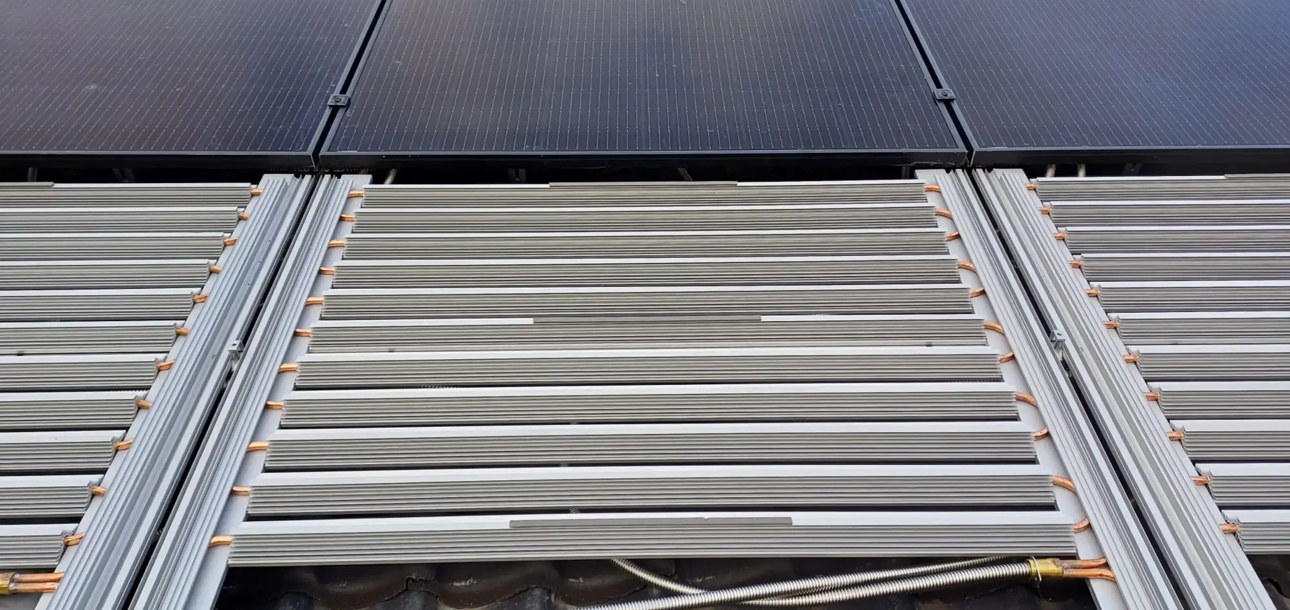 Aanzicht van PVT-panelen op dak