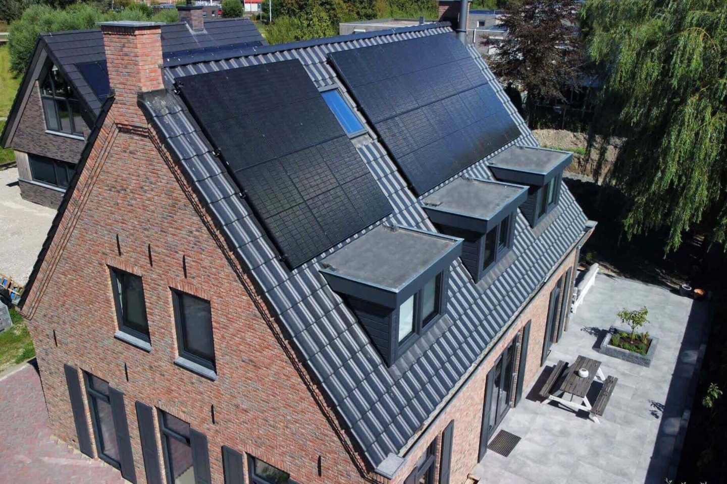 PVT panelen met zonnepanelen op een vrijstaand huis