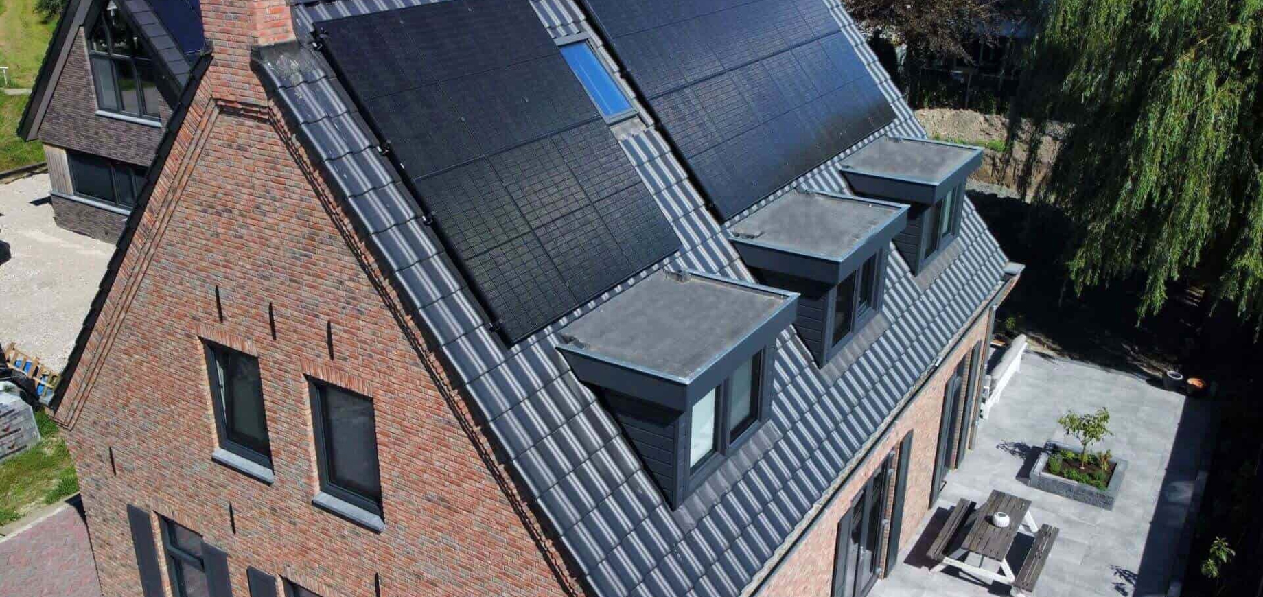 PVT panelen met zonnepanelen op een vrijstaand huis