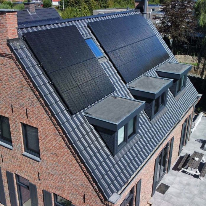 PVT panelen met zonnepanelen op een vrijstaand huis