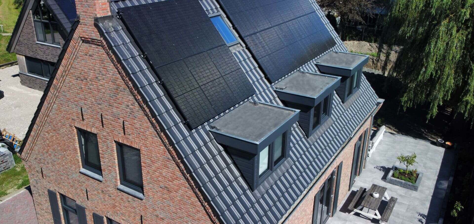 PVT panelen met zonnepanelen op een vrijstaand huis