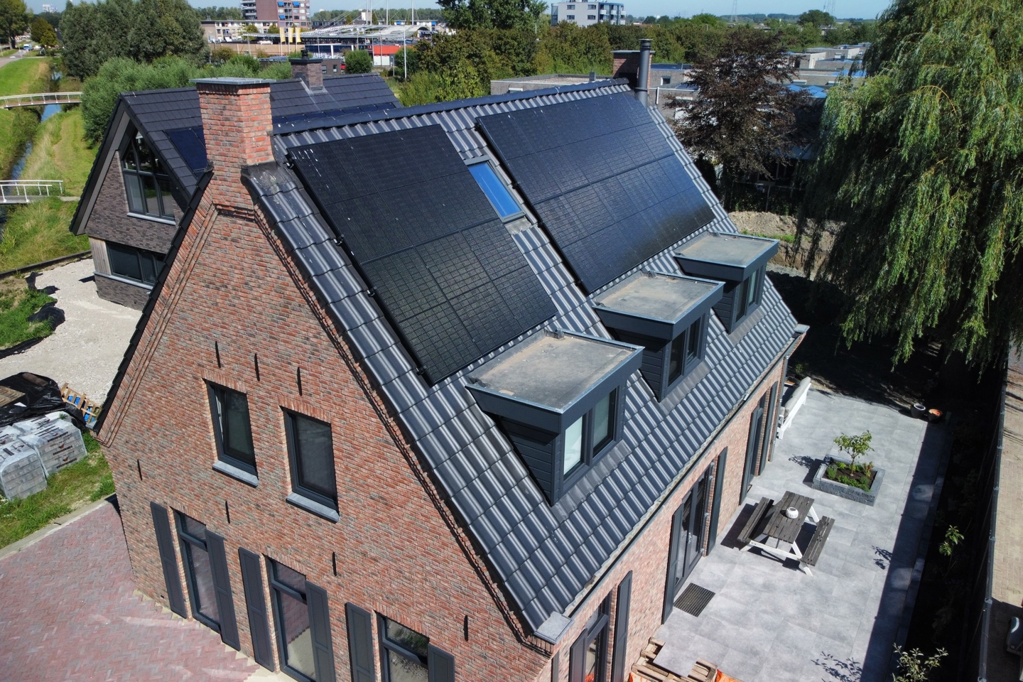 PVT panelen met zonnepanelen op een vrijstaand huis