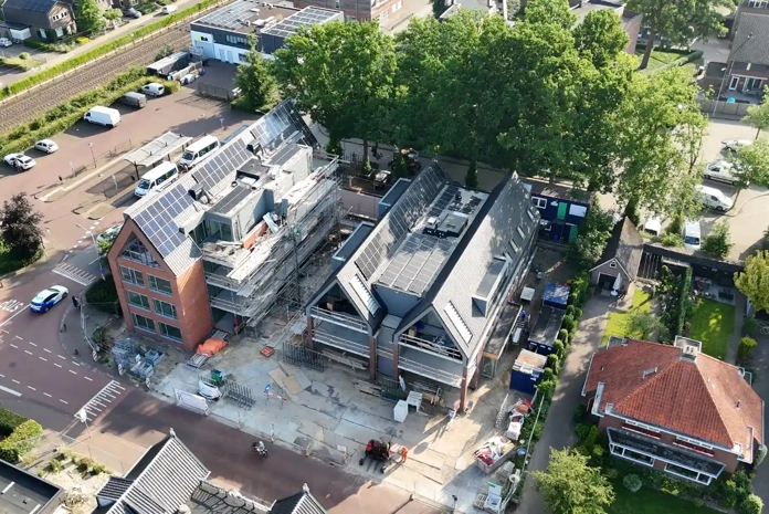 Luchtfoto van nieuwbouw appartementen met PVT-panelen in Twello