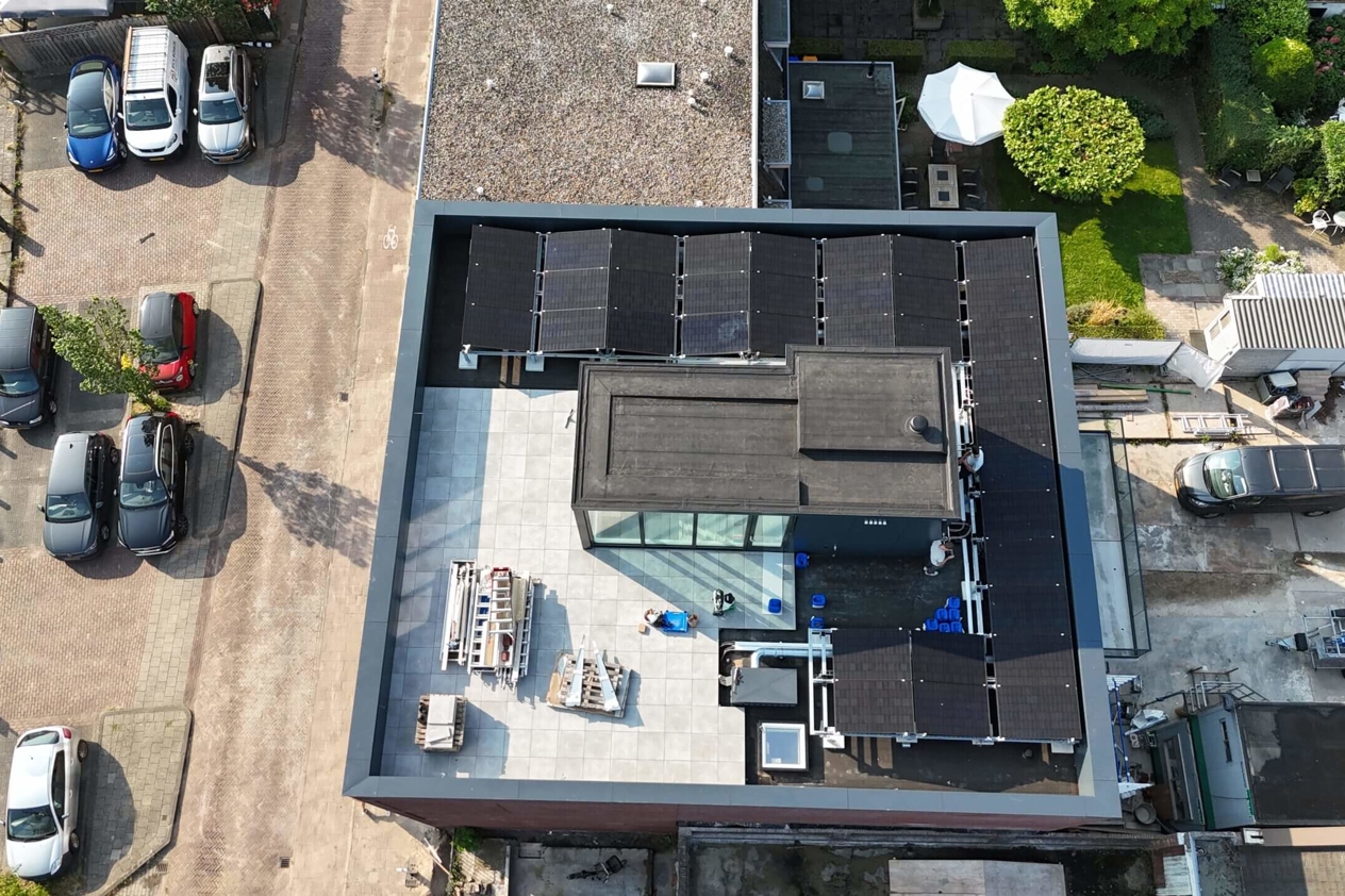 Bovenaanzicht van een gebouw met op het dak PVT-panelen van HR energy