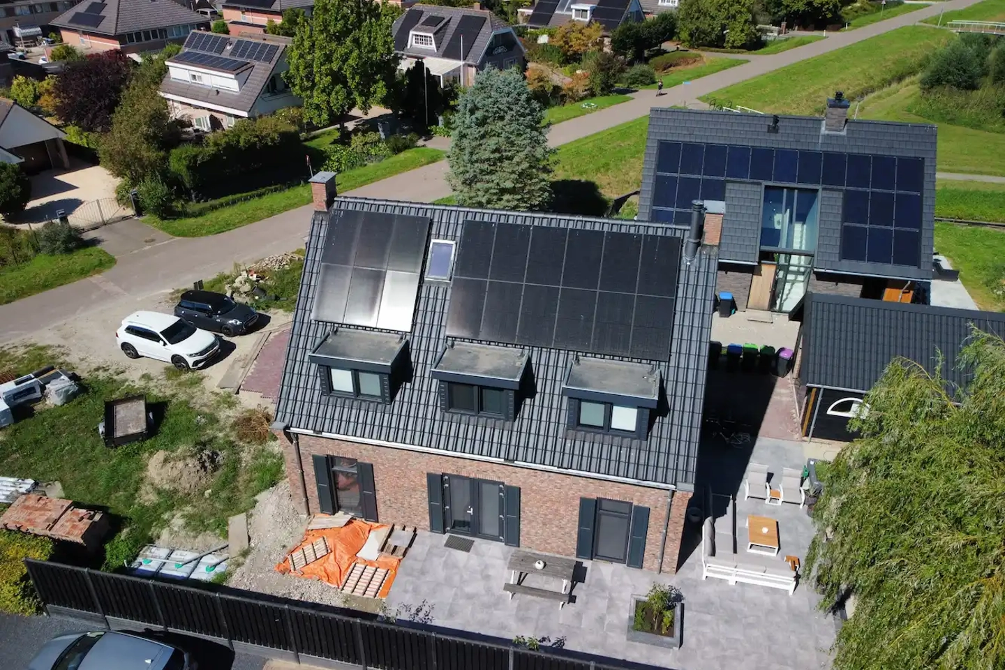 Luchtfoto van vrijstaande woning met PVT-panelen
