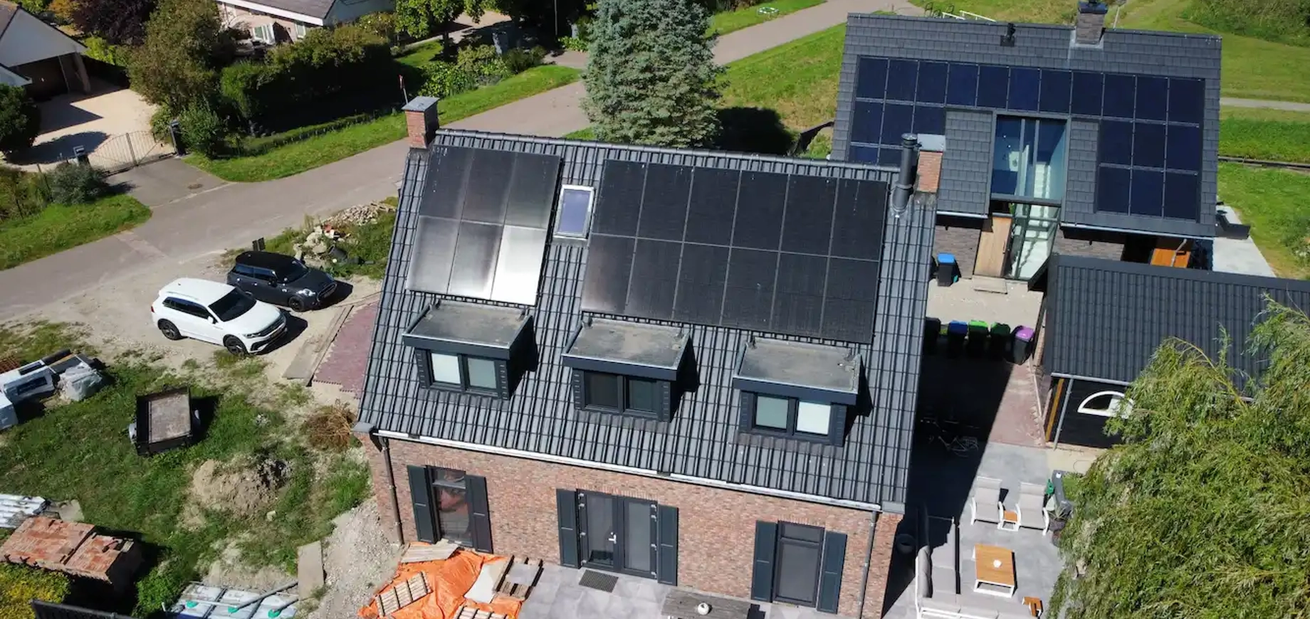Luchtfoto van vrijstaande woning met PVT-panelen