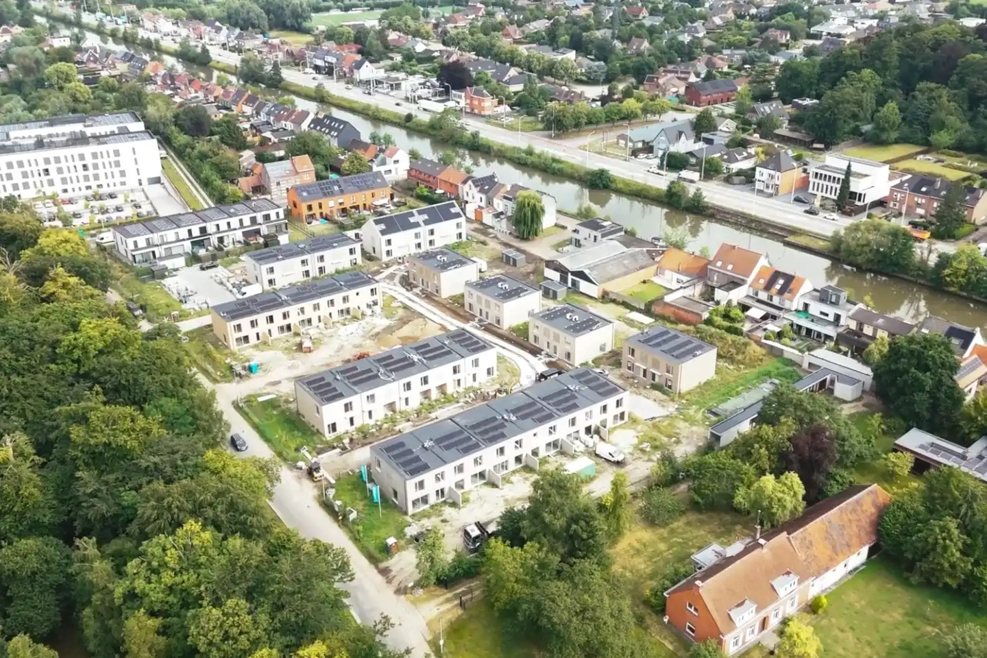 Luchtfoto van woonwijk met PVT-panelen op nieuwbouwwoningen in Mariakerke