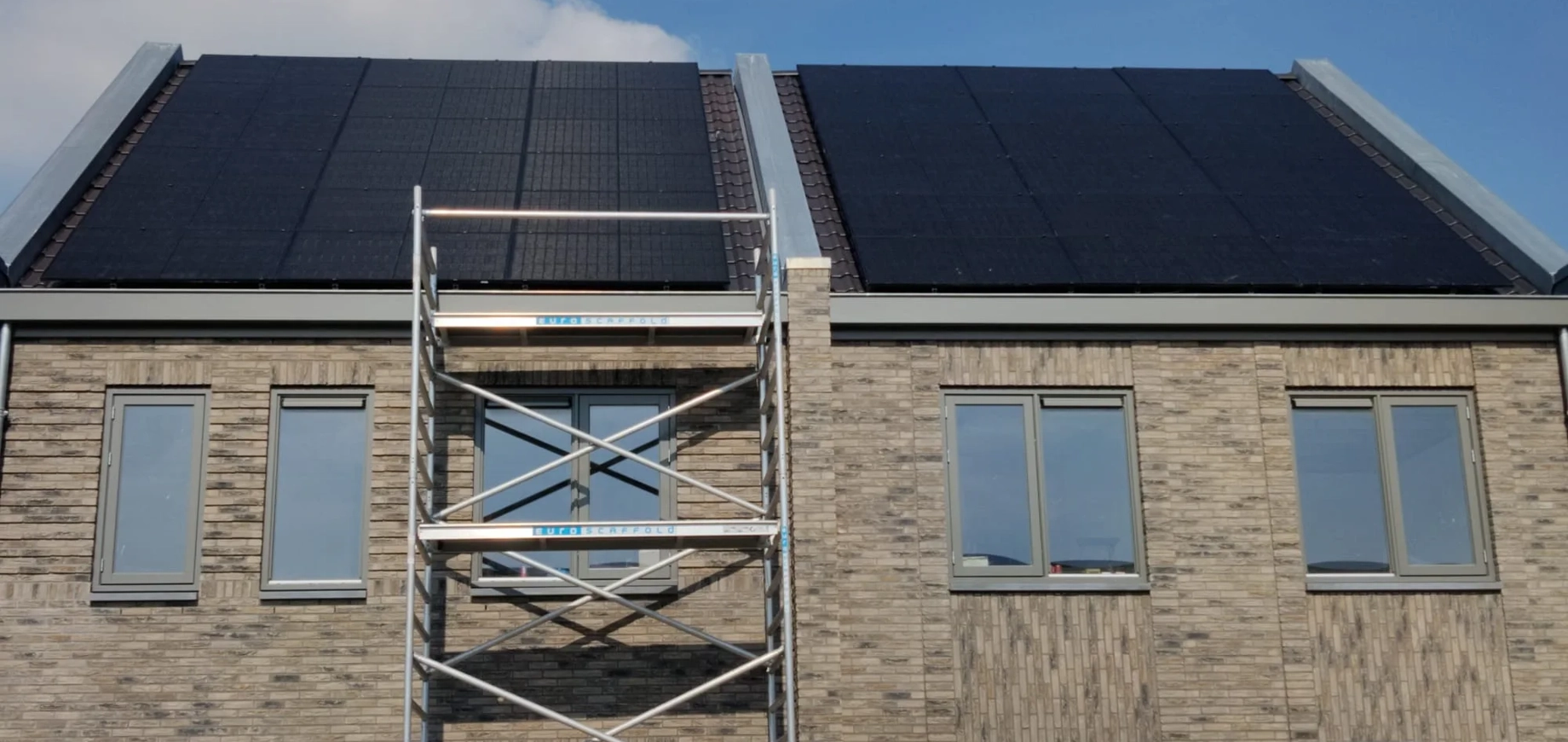 PVT-panelen gemonteerd op het dak van 2-onder-1 kap woningen
